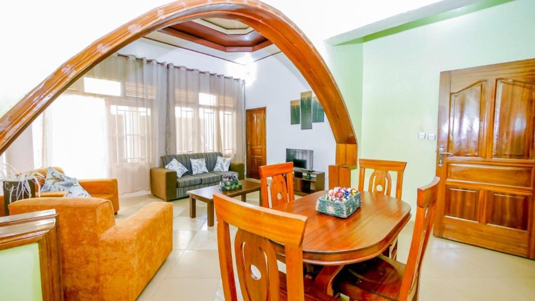 Bed and Breakfast Da Vinci House Кигали Экстерьер фото